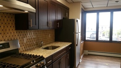 2115F Grove St in Queens, NY - Foto de edificio - Building Photo