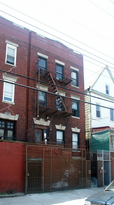 904 E 213th St in Bronx, NY - Building Photo