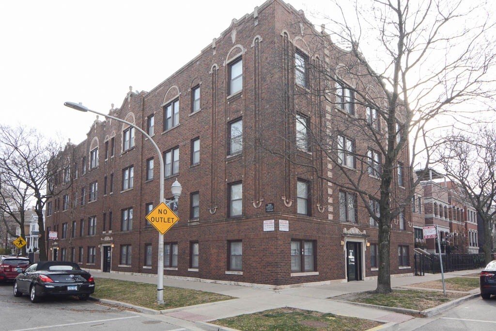 1247 W Henderson St in Chicago, IL - Building Photo