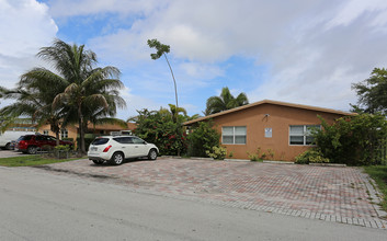 1341-1351 Holly Heights Dr in Fort Lauderdale, FL - Building Photo - Building Photo