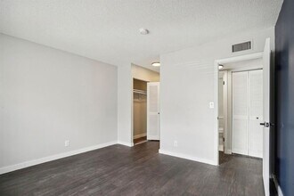 3240 NW 84th Ave, Unit 423 in Sunrise, FL - Foto de edificio - Building Photo