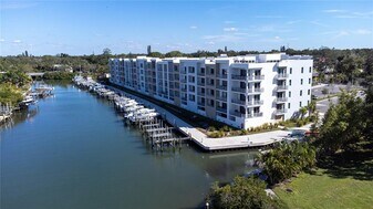 1709 N Tamiami Trl in Sarasota, FL - Building Photo