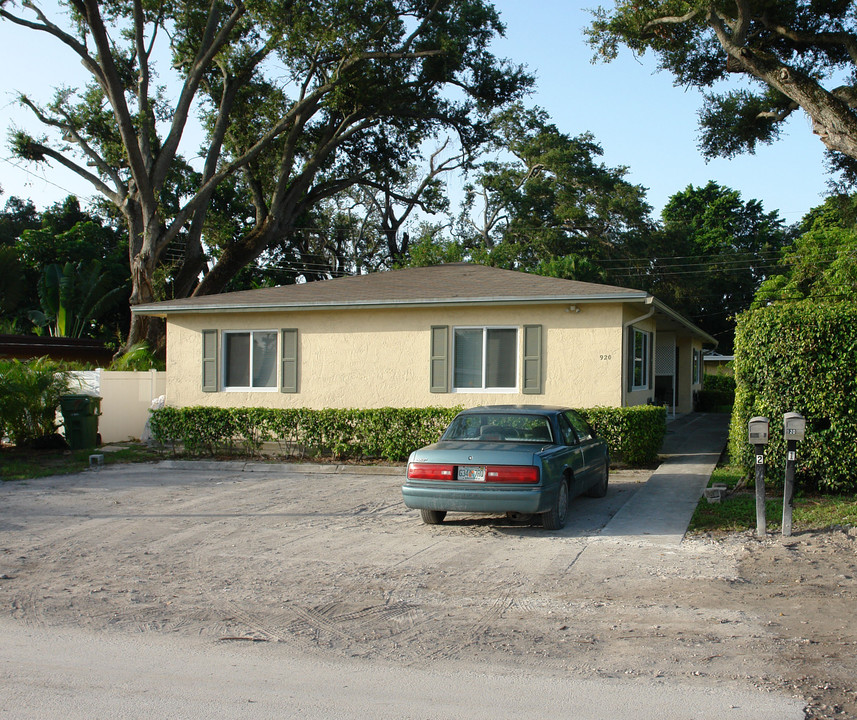 920-930 SW 28th St in Fort Lauderdale, FL - Building Photo