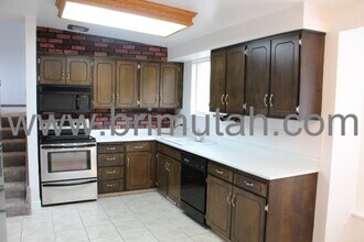 602 Pioneer Ave in Sandy, UT - Building Photo - Building Photo