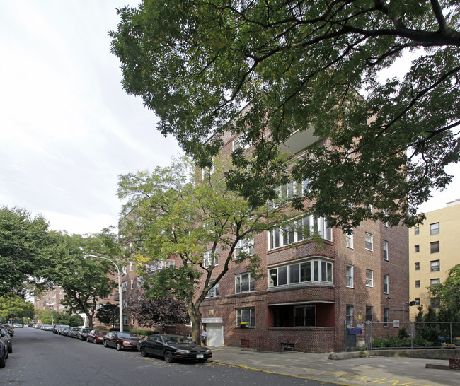 83-33 Austin St in Kew Gardens, NY - Foto de edificio - Building Photo