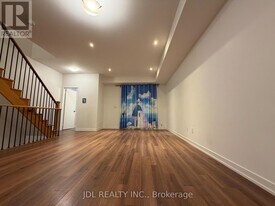 302 Clay Stones St in Newmarket, ON - Building Photo