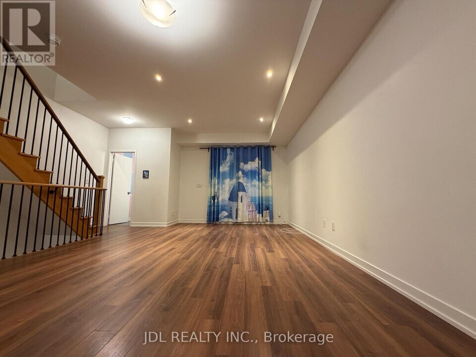 302 Clay Stones St in Newmarket, ON - Building Photo