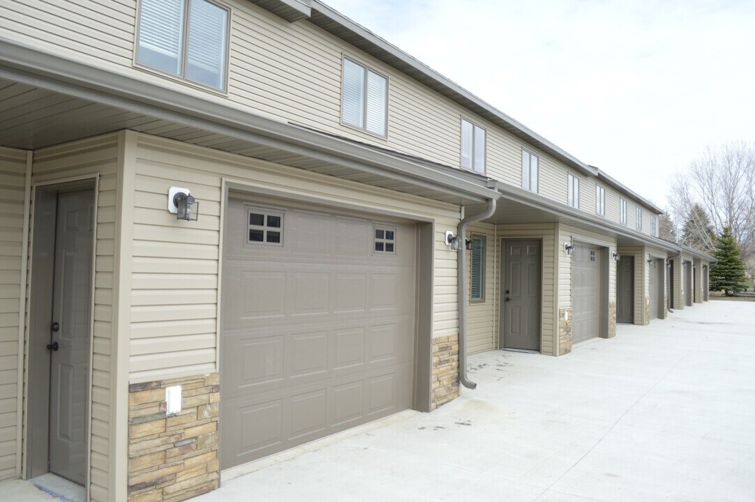 Trails West Townhomes in Mandan, ND - Building Photo