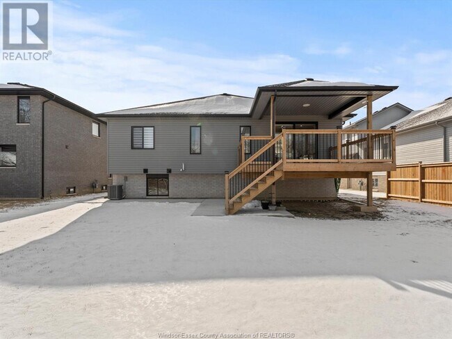 22 Noble CRT in Amherstburg, ON - Building Photo - Building Photo