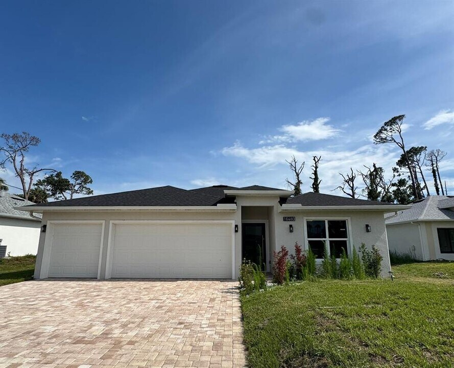 16483 Hillsborough Blvd in Port Charlotte, FL - Foto de edificio