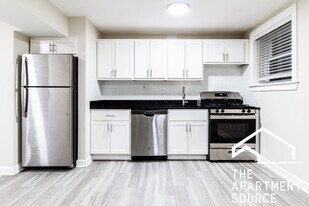 732 W Roscoe St, Unit NGA in Chicago, IL - Building Photo