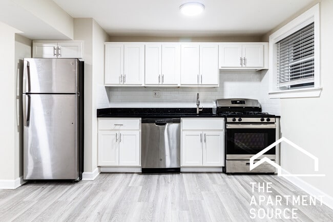 property at 732 W Roscoe St