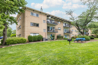 Fairfax Heritage Condominums in Annandale, VA - Foto de edificio - Building Photo