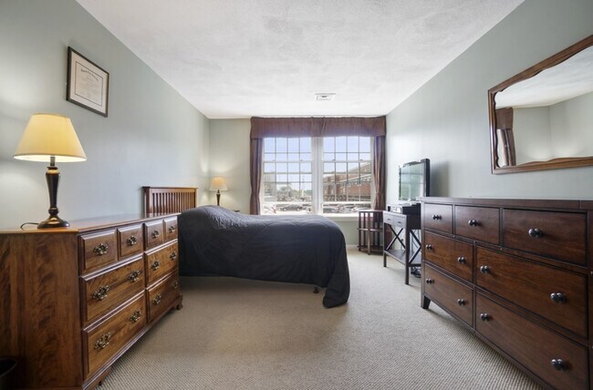 24 South St, Unit 2b 2b Medford Square Apt in Medford, MA - Building Photo - Building Photo