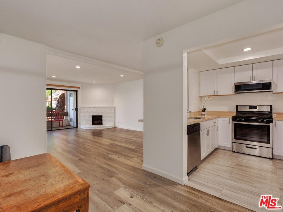 15155 Sherman Way in Los Angeles, CA - Building Photo