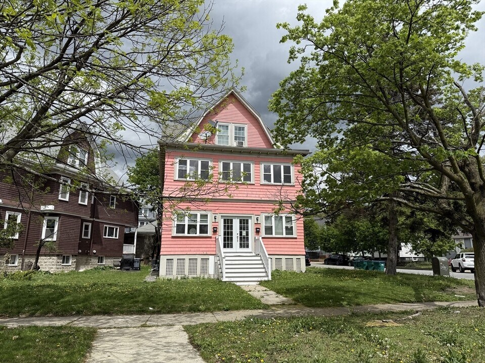 607 Fellsway in Medford, MA - Building Photo