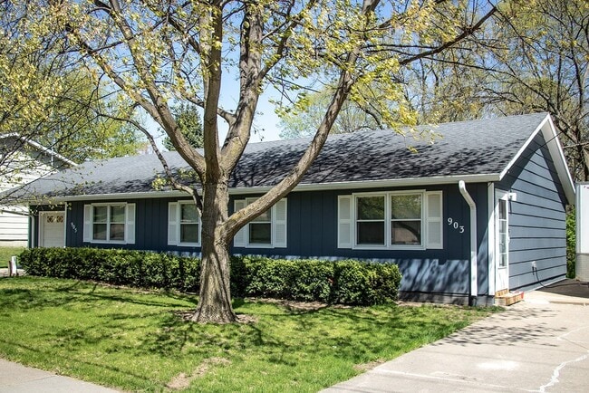 property at 905 N Roche St