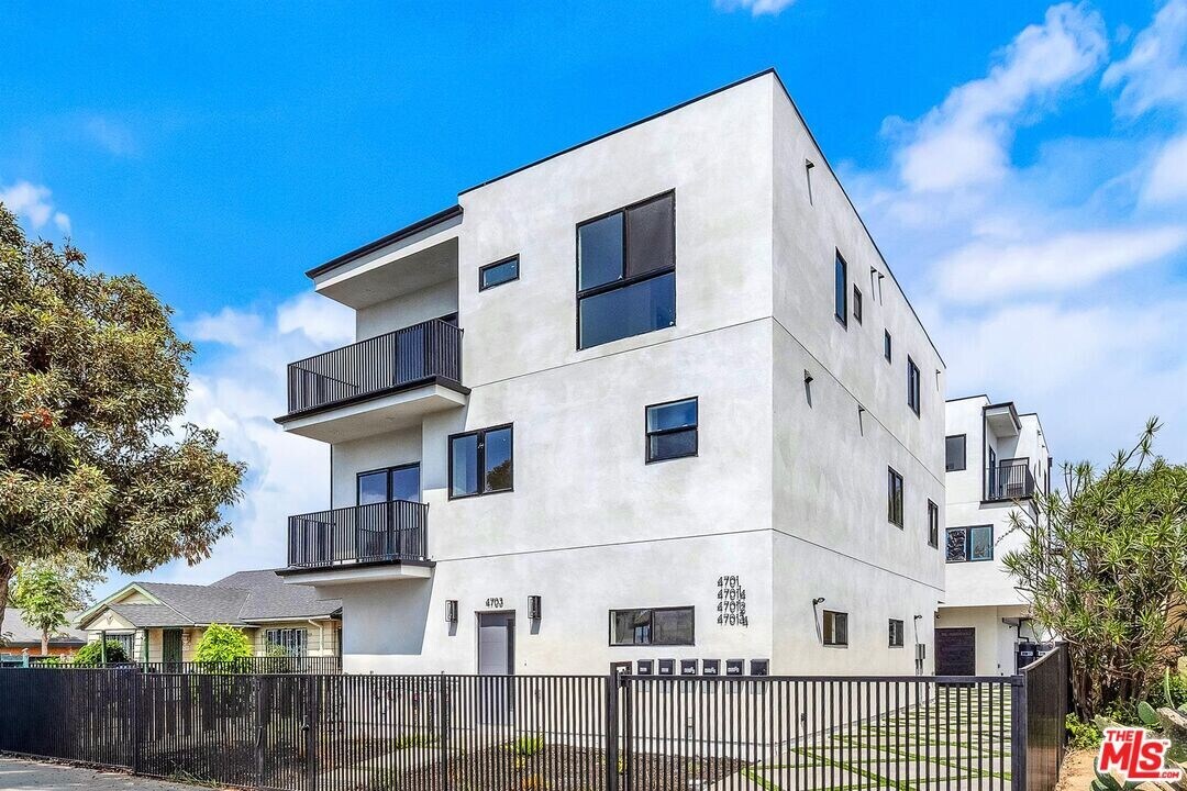 4703 Saturn St in Los Angeles, CA - Building Photo