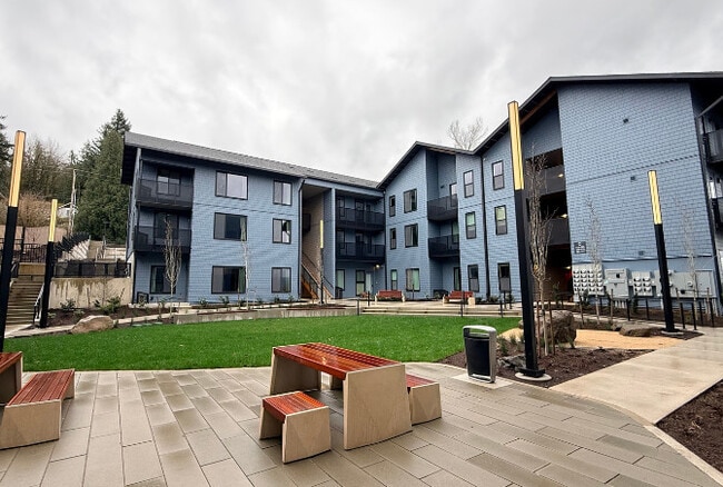 York Terrace in Troutdale, OR - Foto de edificio - Building Photo