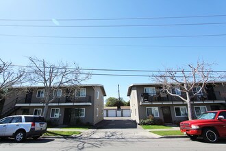 121 E Bay St in Costa Mesa, CA - Foto de edificio - Building Photo