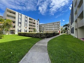 10000 NW 80th Ct, Unit 2523 in Hialeah Gardens, FL - Building Photo