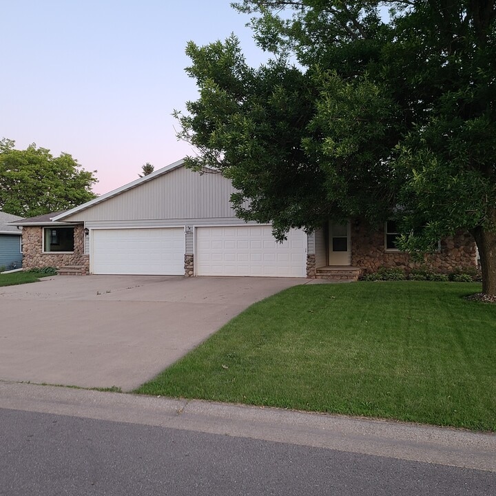 761 Trailsway Ln, Unit 761 Trailsway Lane in Neenah, WI - Foto de edificio