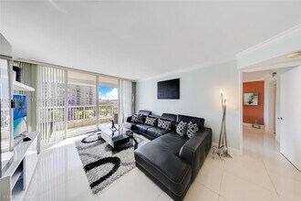 9341 Collins Ave in Surfside, FL - Foto de edificio - Building Photo