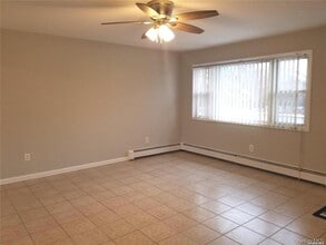 6 Roland Rd in West Babylon, NY - Building Photo - Building Photo