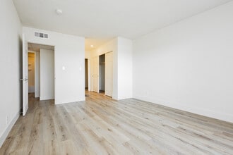Courtyard 525 Apartments in Las Vegas, NV - Building Photo - Building Photo