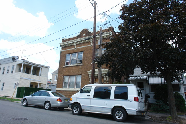 316 Lawrie St in Perth Amboy, NJ - Building Photo - Building Photo