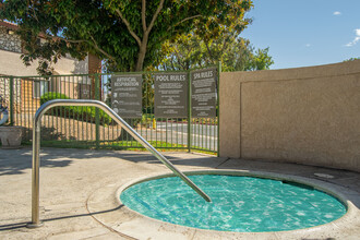 Monarch Terrace Apartments in Moreno Valley, CA - Foto de edificio - Building Photo