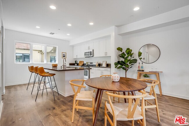 2930 Rowena Ave in Los Angeles, CA - Building Photo - Building Photo