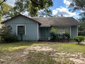 2425 N Lynwood Dr in Beaumont, TX - Building Photo