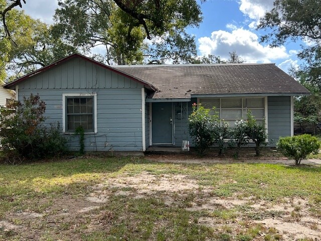 2425 N Lynwood Dr in Beaumont, TX - Building Photo