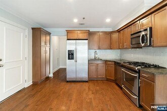 11 Washington Pl, Unit 102 in Cliffside Park, NJ - Foto de edificio - Building Photo