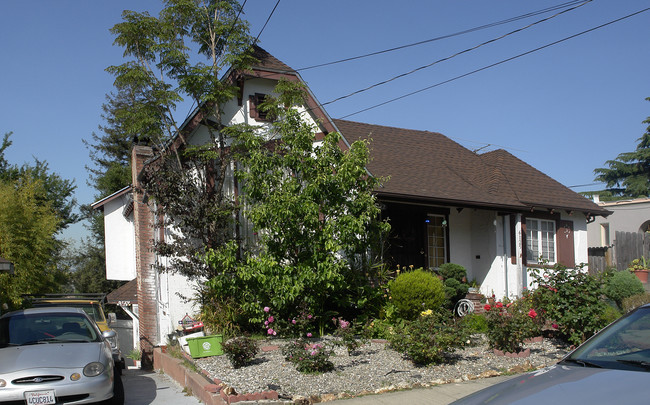 6127 Majestic Ave in Oakland, CA - Foto de edificio - Building Photo