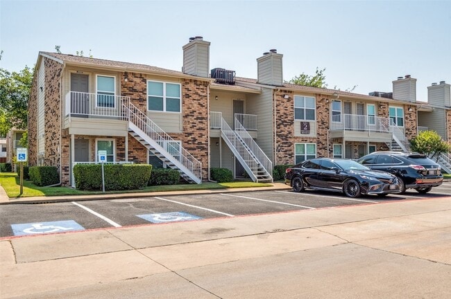 2200 E Trinity Mls Rd, Unit 206 in Carrollton, TX - Building Photo - Building Photo