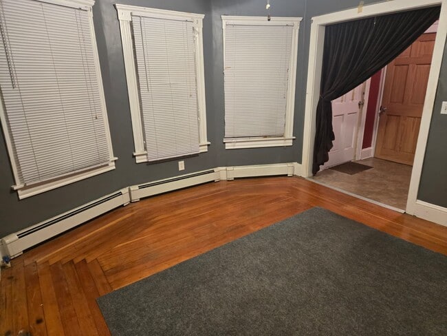 215 East St, Unit Floor 1 in Pawtucket, RI - Building Photo - Building Photo