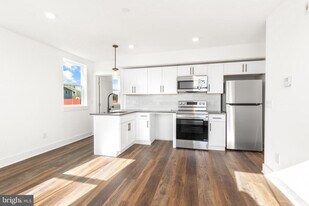 7037 Ridge Ave in Philadelphia, PA - Building Photo