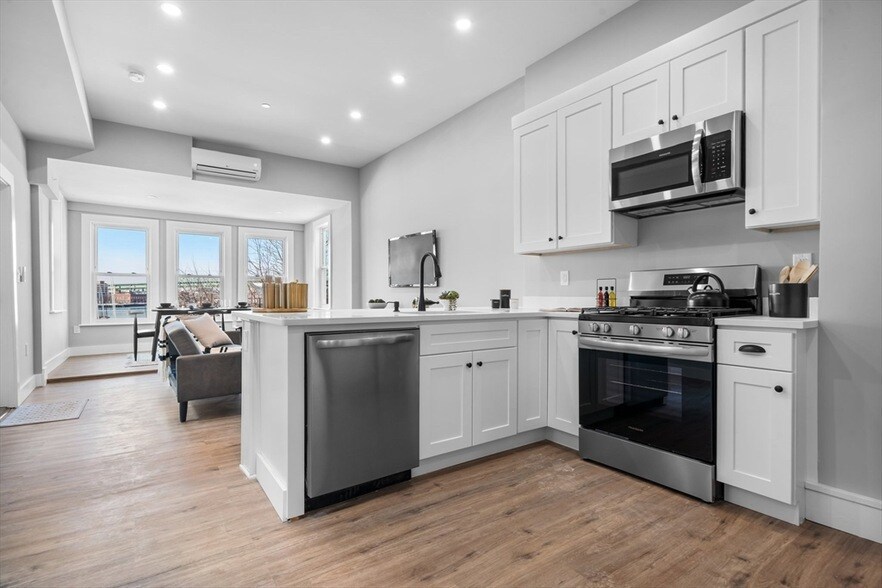 390 Meridian St, Unit 1 in Boston, MA - Building Photo