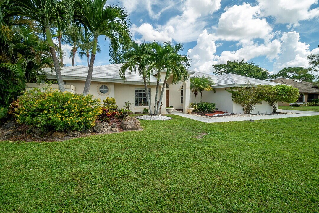 13660 Folkestone Ct in Wellington, FL - Building Photo