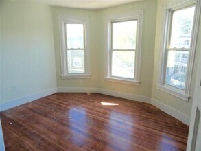 103 Marion St, Unit 2 in Somerville, MA - Foto de edificio - Building Photo