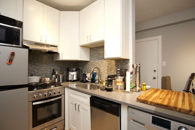 535 W Belmont Ave, Unit A06C