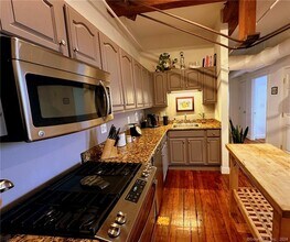 145 Canal St E in Shelton, CT - Foto de edificio - Building Photo