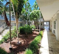 8080 Tatum Waterway Dr in Miami Beach, FL - Building Photo - Building Photo