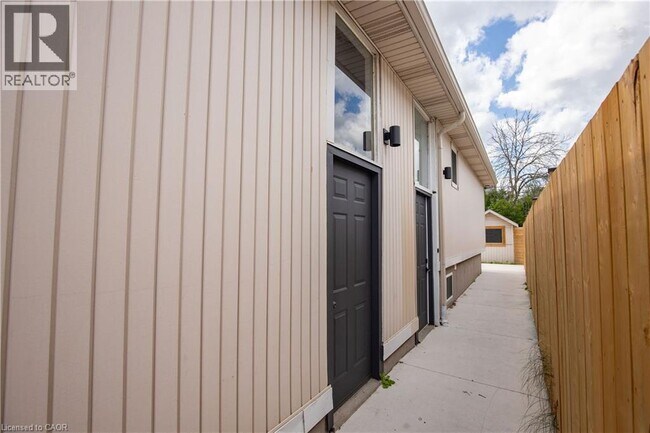 358 E 43rd St in Hamilton, ON - Building Photo - Building Photo