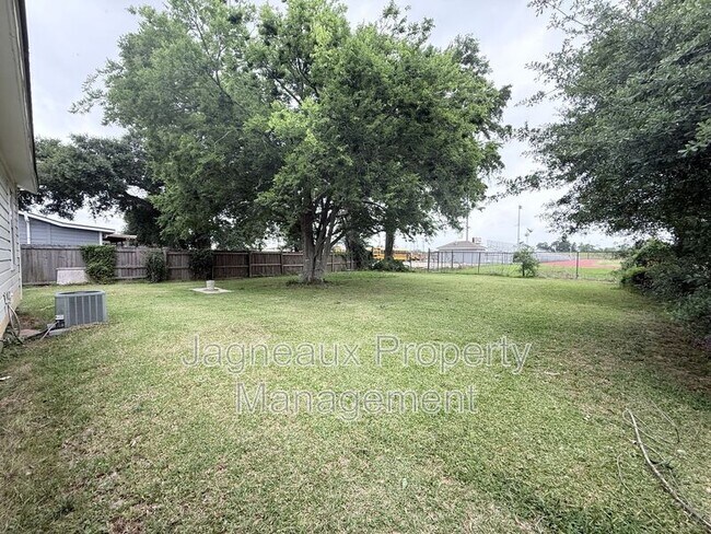 807 Camelia St in Lake Charles, LA - Building Photo - Building Photo