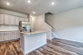 Room in Townhome on Bayrose Cir in East Point, GA - Foto de edificio - Building Photo
