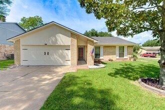 3702 Royal Manor Dr in Houston, TX - Building Photo - Building Photo