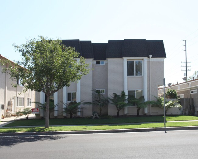 208 Oswego Ave in Huntington Beach, CA - Building Photo - Building Photo